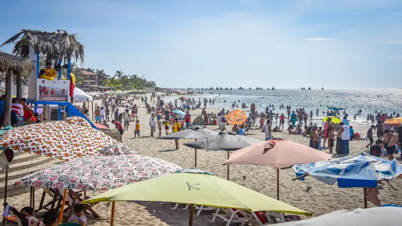 mancora-perú-de-abril-turistas-disfrutando-del-sol-en-las-playas-multitud-piura-150690130
